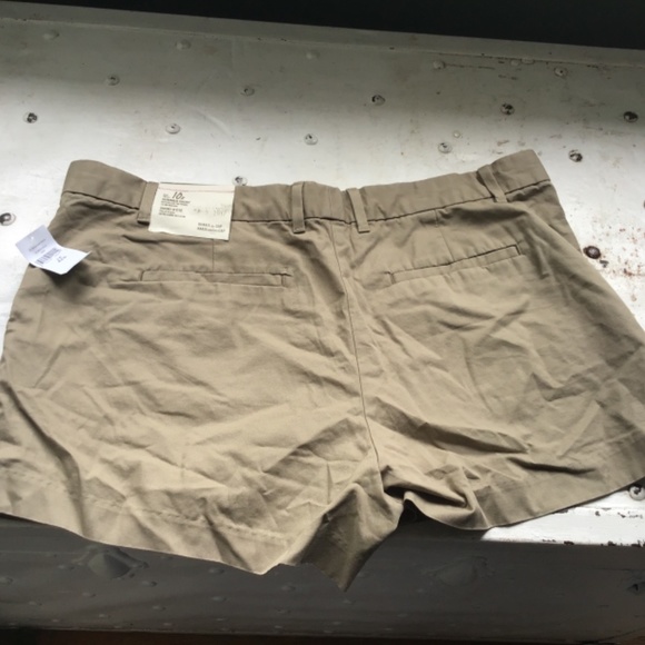 Beige khaki shorts - Picture 2 of 3
